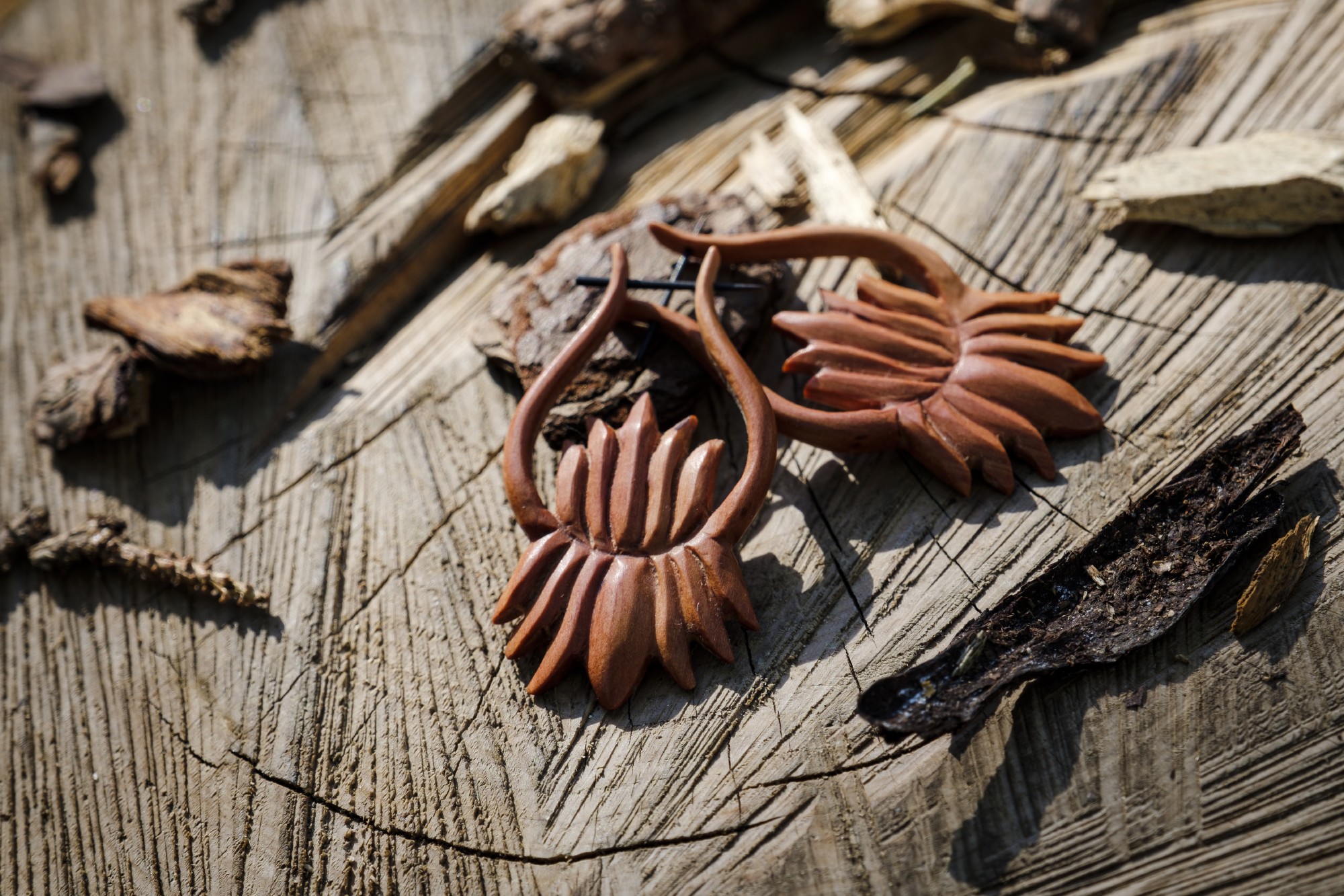 Ohrring 'Lotus', Holz, H 6 cm, B 3 cm, T 0,5 cm