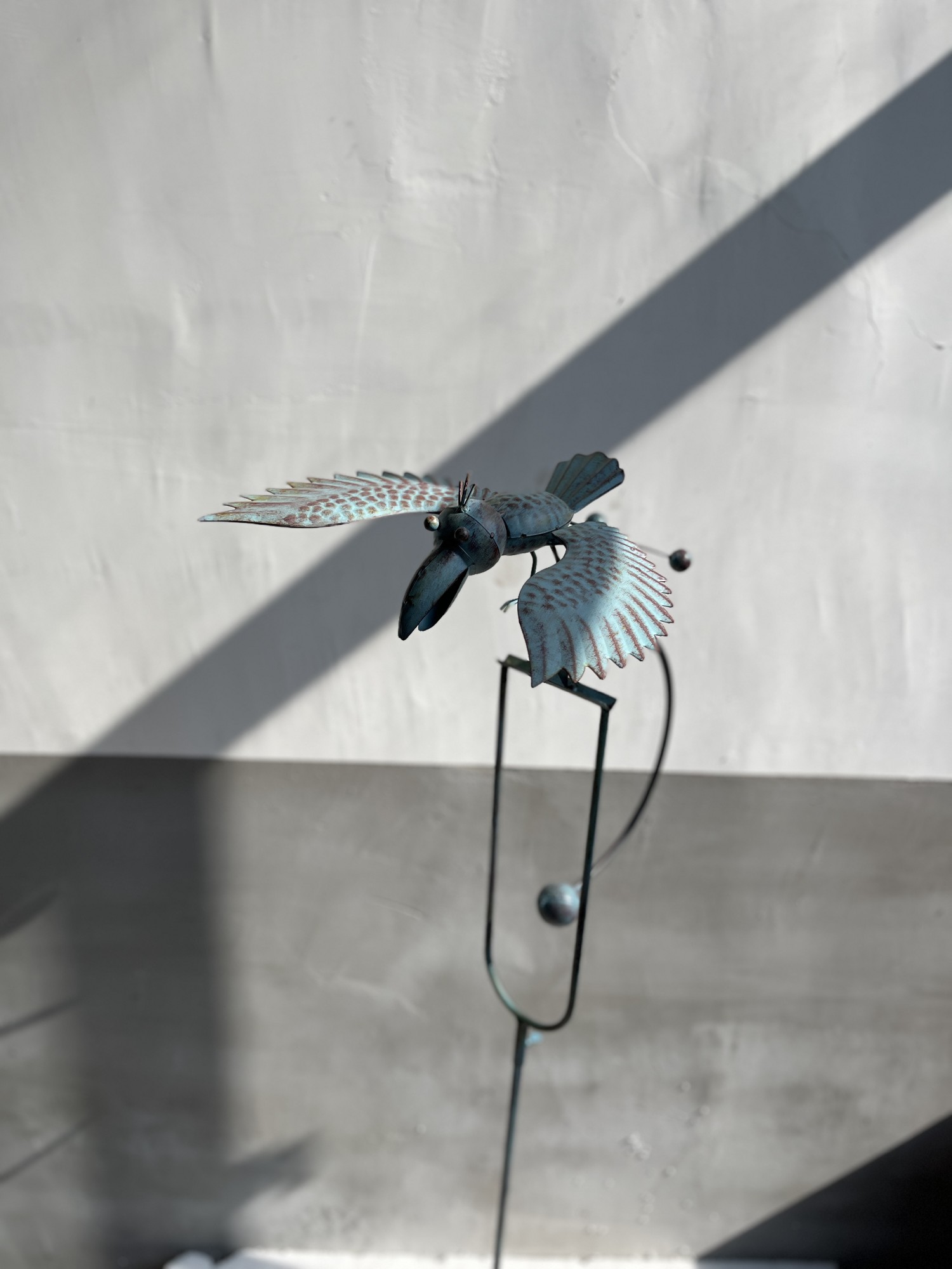 Balance-Akt 'Rabe Rudolf', aus Eisen, T 33 cm, B 34 cm, H 138 cm
