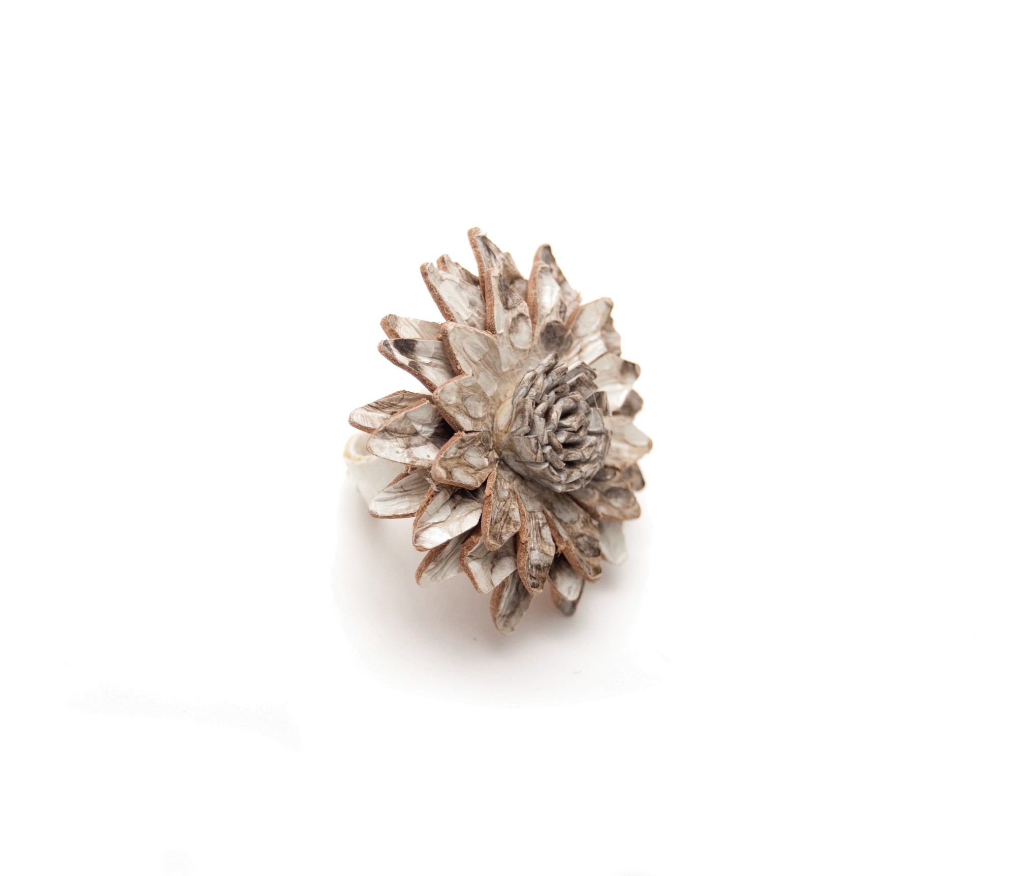 Ring Blume Leder, graubraun, T 4 cm, B 4 cm, H 2 cm