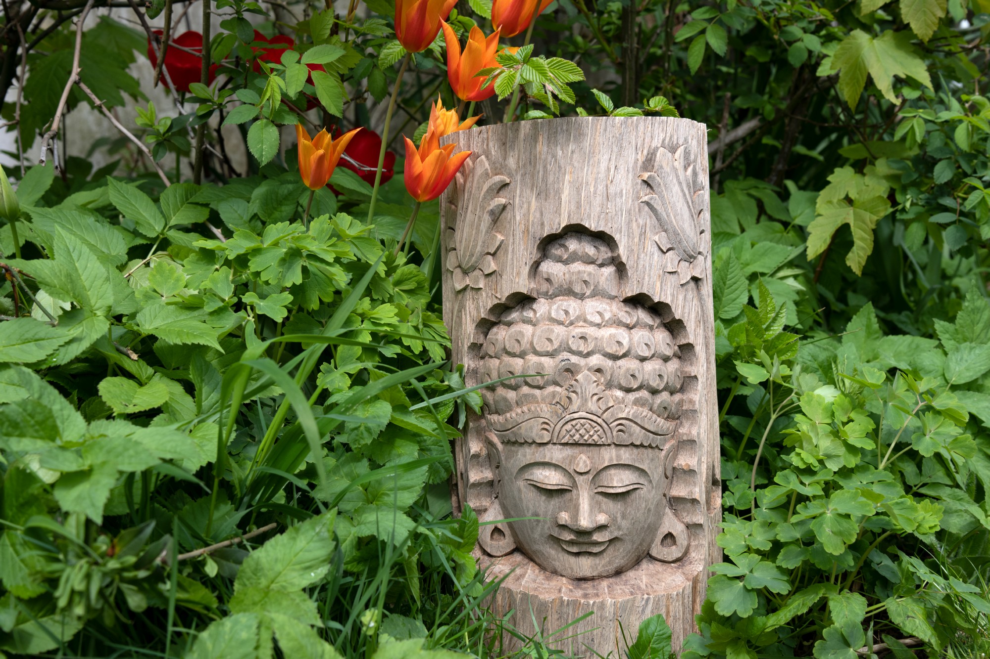 Schnitzkunst 'Buddha's Face' im Holzstamm, natur, H 40 cm, B 21 cm, T 9 cm