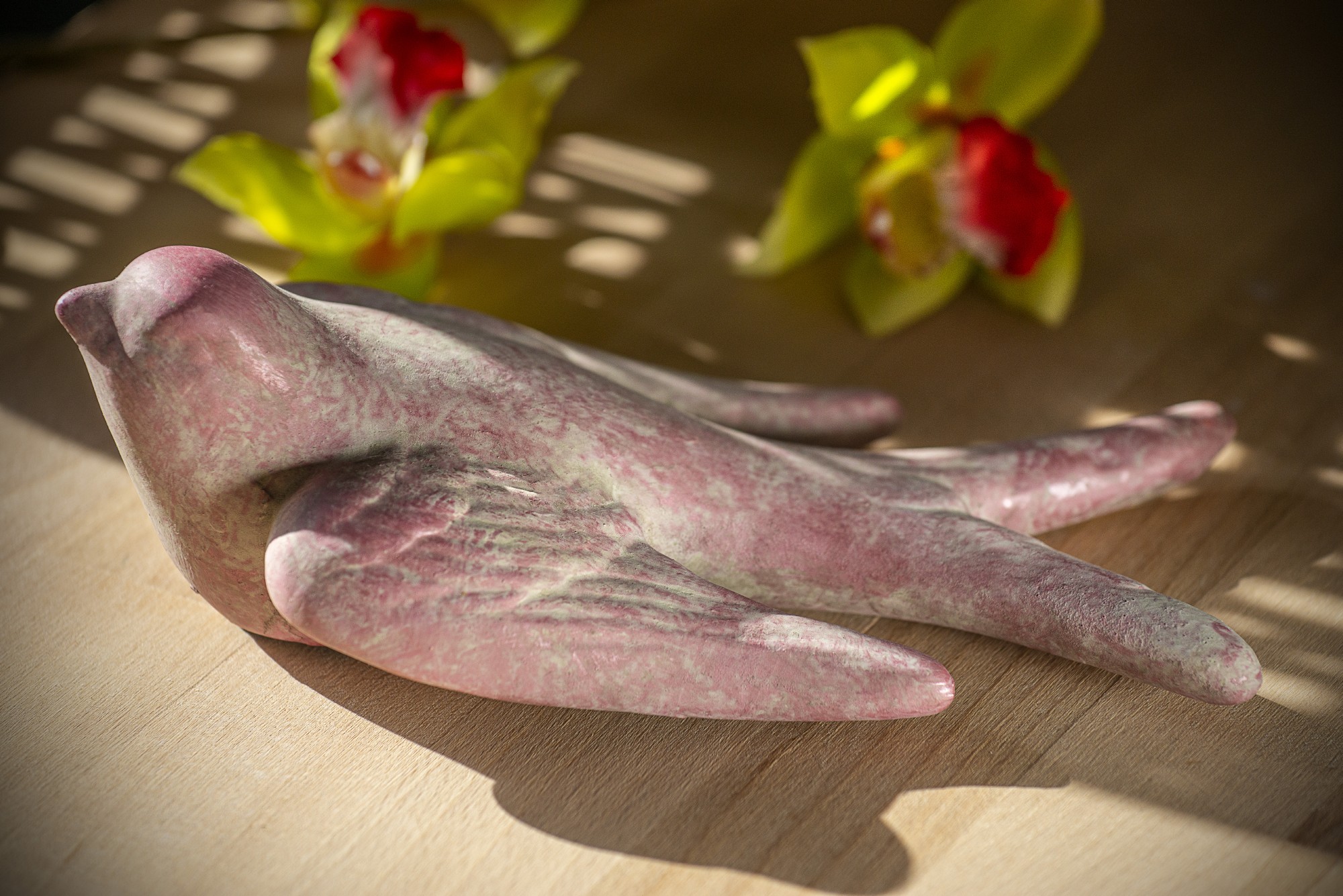 Schwalbe, Keramik, rosé, H 20 cm, B 10,5 cm, T 6 cm