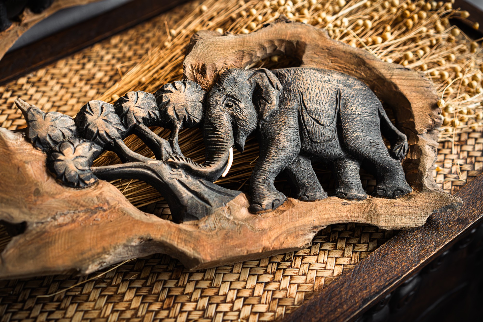 Schnitzrelief 'Elefant mit Baum', Teakholz, variable Maße
