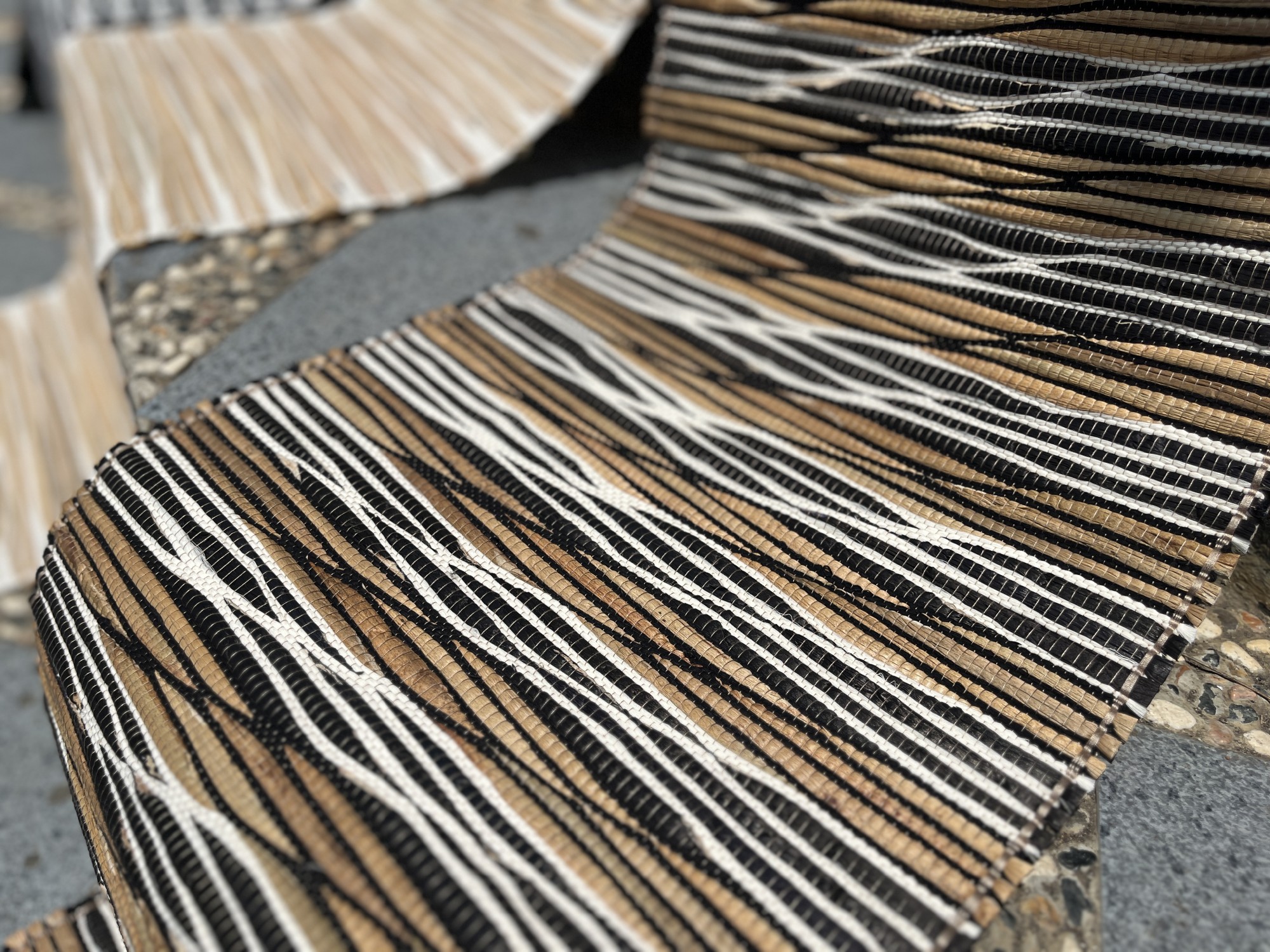 Tischläufer aus Mendong-Gras, schwarz-gold-weiß, L 150 cm, B 35 cm