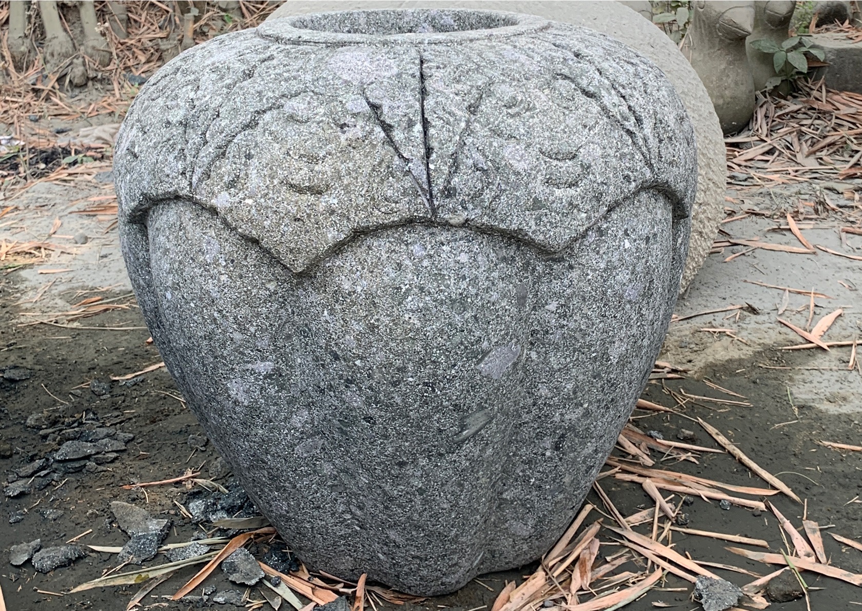 Pflanzgefäß aus Lavastein, H 50 cm, Ø 50 cm