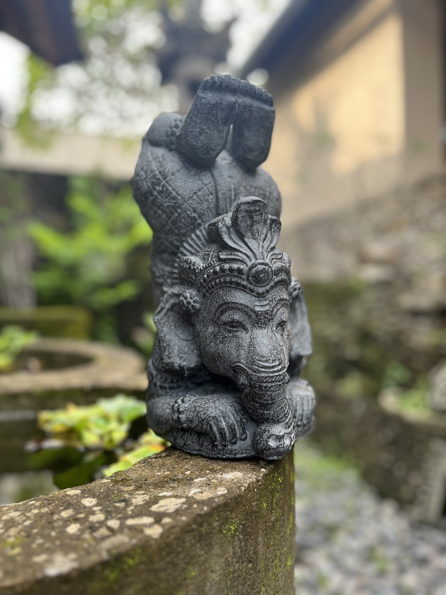 Ganesha in Yogapose, aus Zement, B 20 cm, T 15 cm, H 30 cm