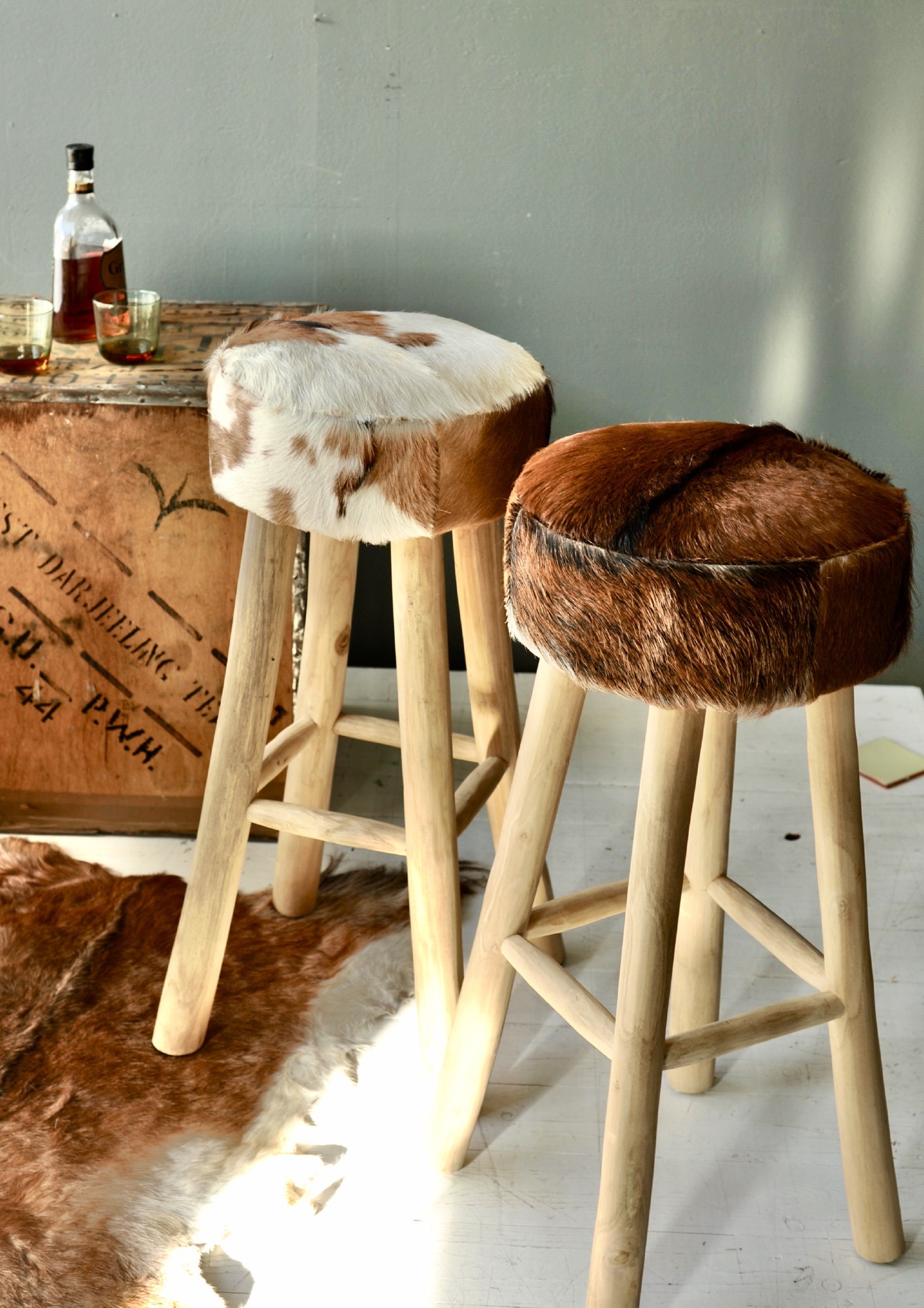 Barhocker 'Kursi', aus Fell und Teakholz, Ø 35 cm, H 75 cm