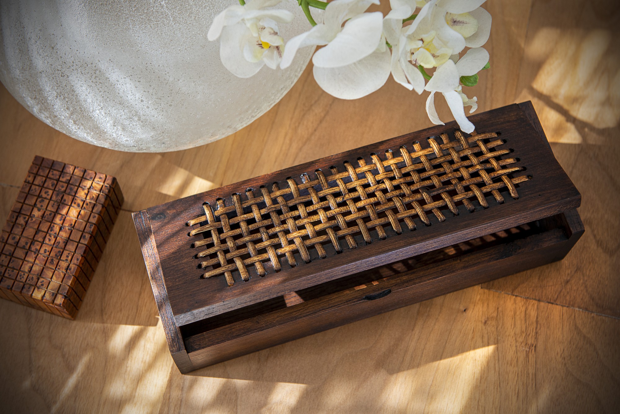 Holzschatulle aus Teak, B 28 cm, T 10 cm, H 6 cm