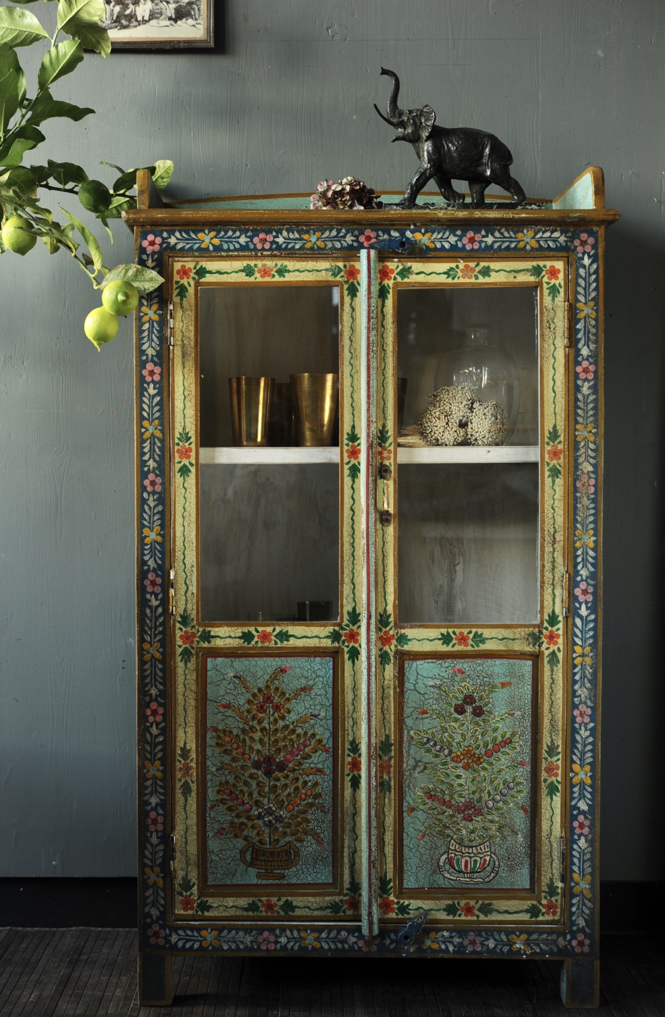 Vitrinenschrank 'Dileep', bemalt multicolor, H 120 cm, B 74 cm, 42 cm