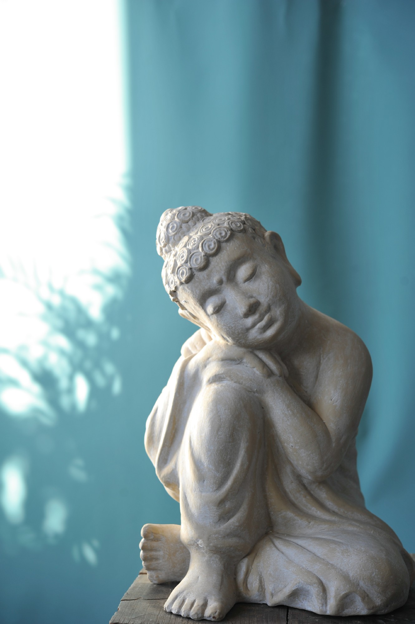 Träumender Buddha aus Ton, weiß, H 22 cm