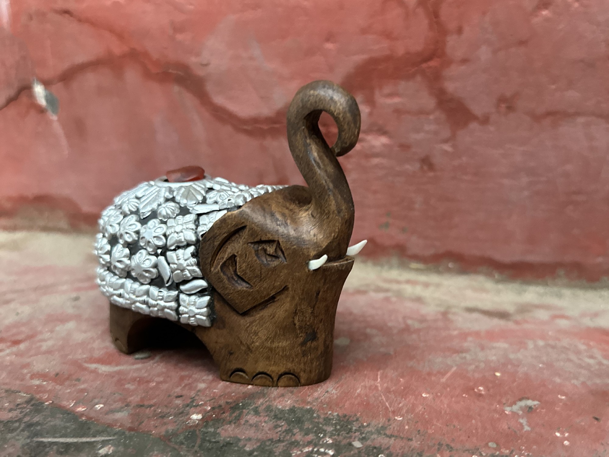 Elefanten Figur, braun, aus Eukalyptusholz, B 9 cm, T 4 cm, H 9 cm
