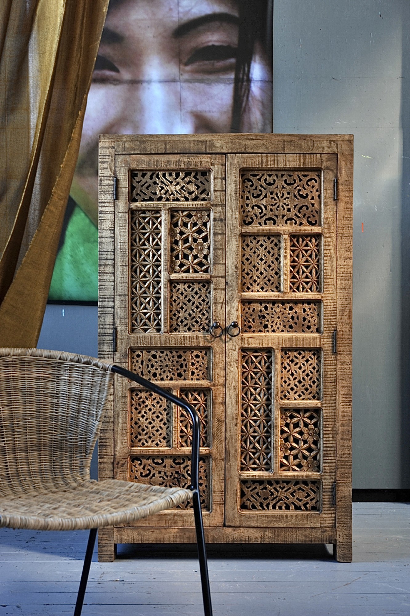 Schrank 'Shibali' aus Mangoholz, H 135 cm, B 80 cm, L 40 cm