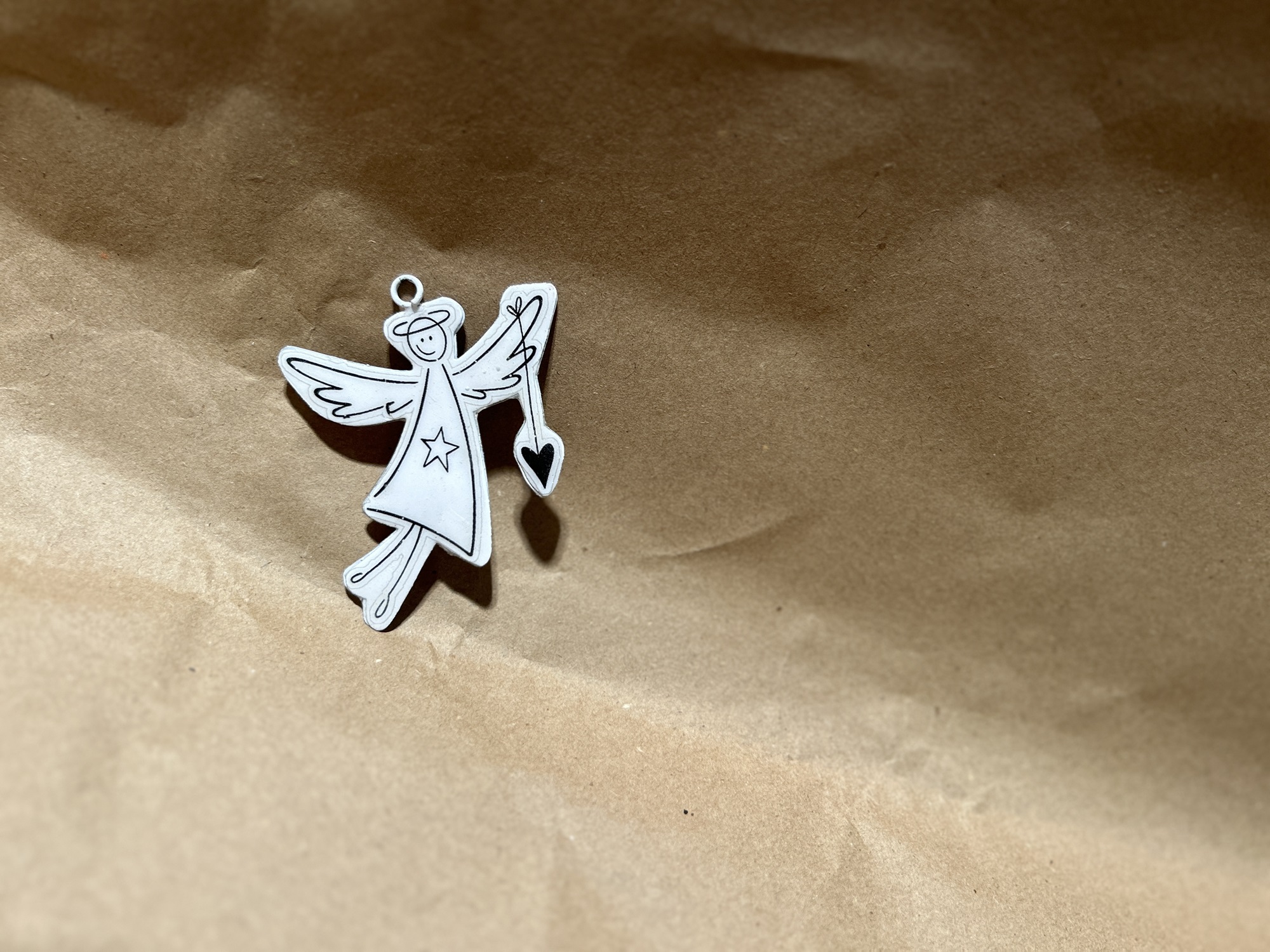 Emailleanhänger 'Engel', weiß, schwarz, H 9 cm, B 7 cm, L 0,5 cm