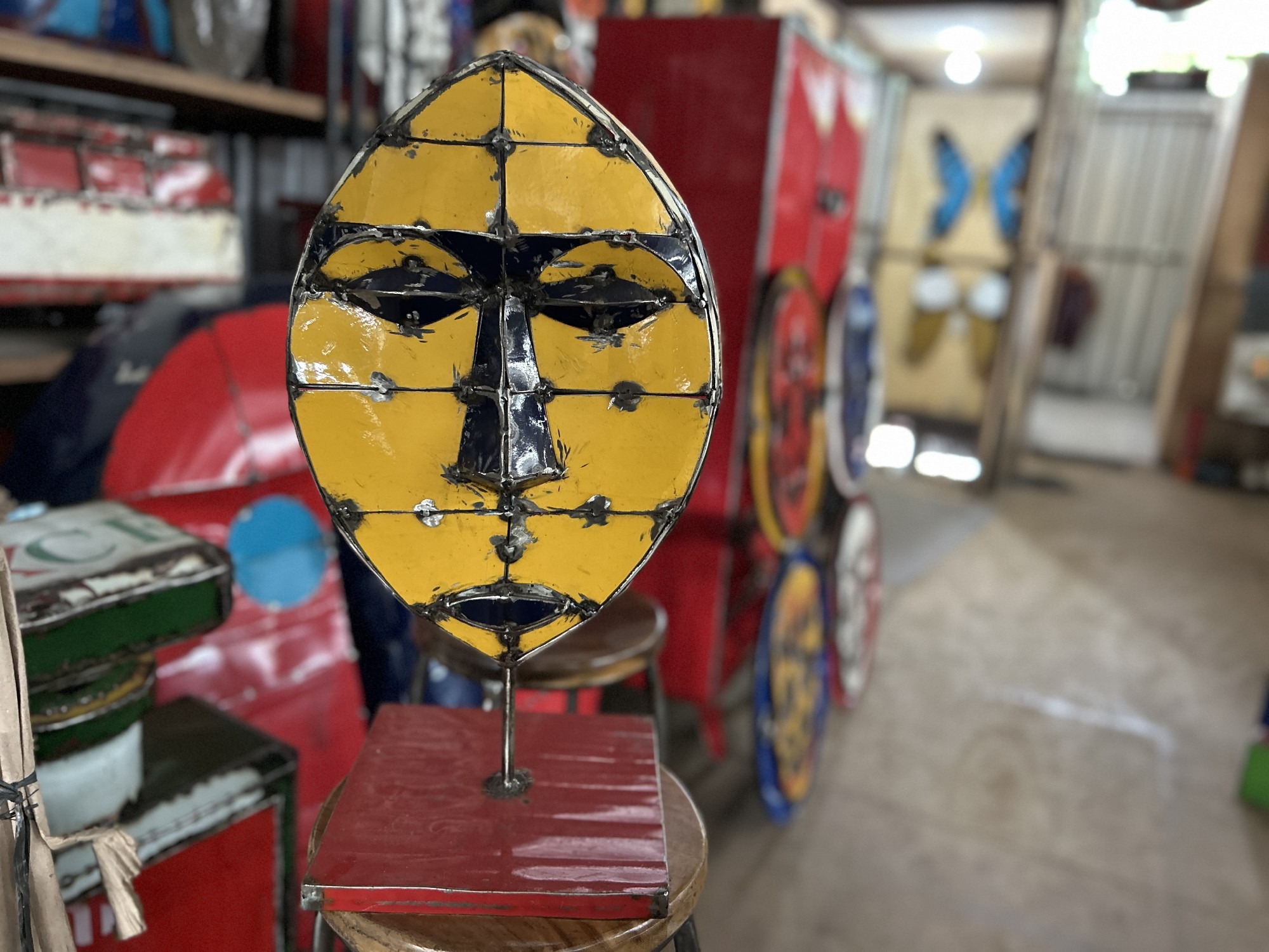 Maske aus recycelten Ölfässern, gelb, grau, B 28 cm, T 23 cm, H 55 cm