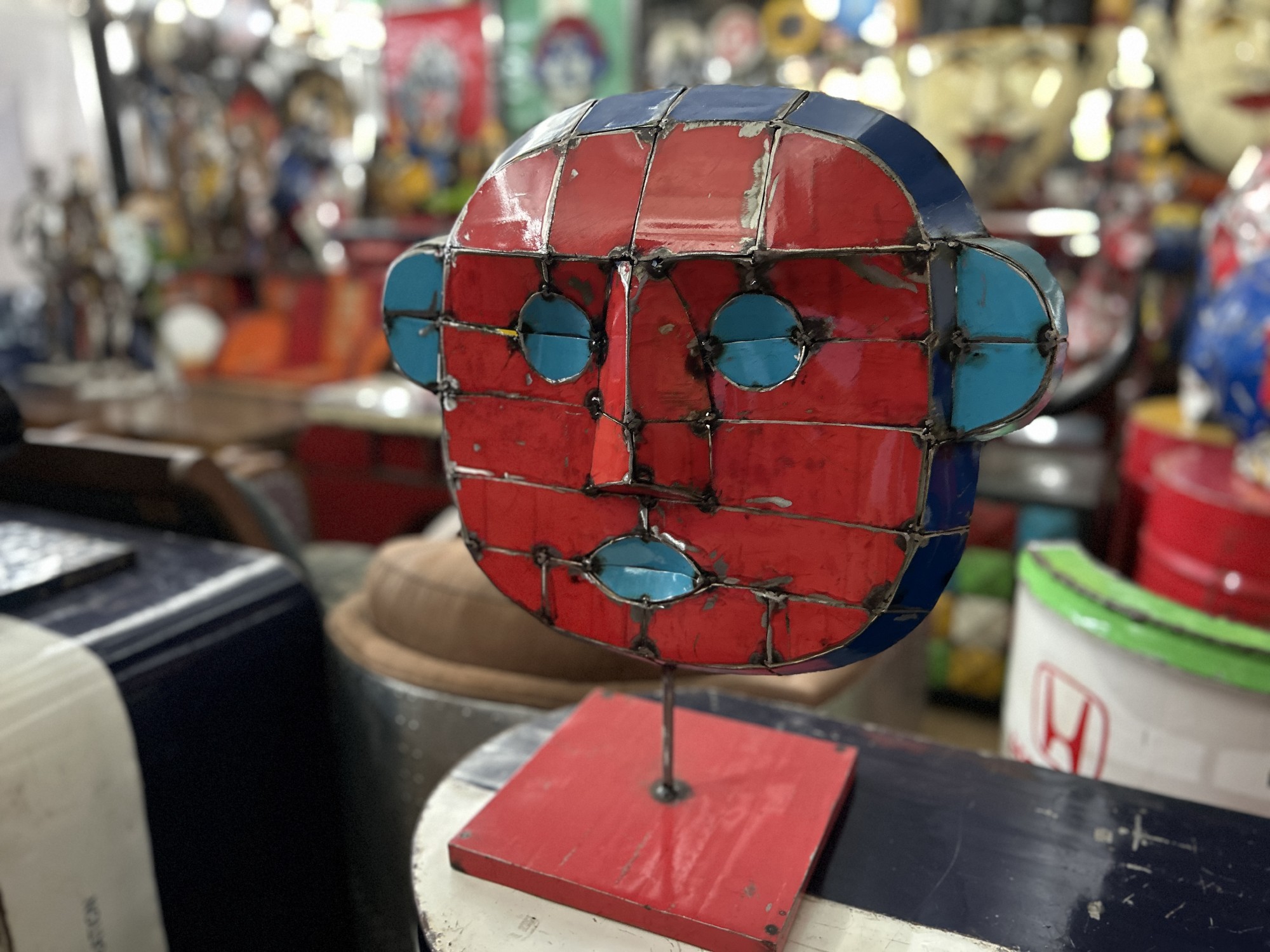 Maske aus Ölfässern, rot, blau, H 52 cm, B 46 cm, T 23 cm