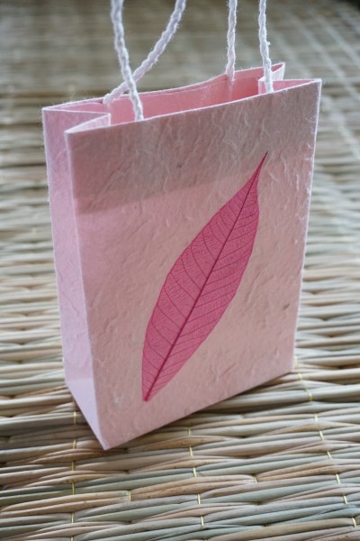 Tasche aus handgeschöpftem Papier, rosa, H 16 cm, B 11,5 cm, L 5 cm