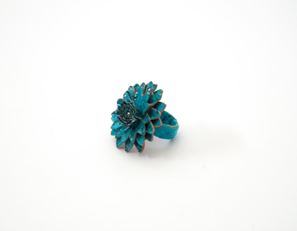 Ring 'Blume' aus Leder, blau, Ø 4 cm