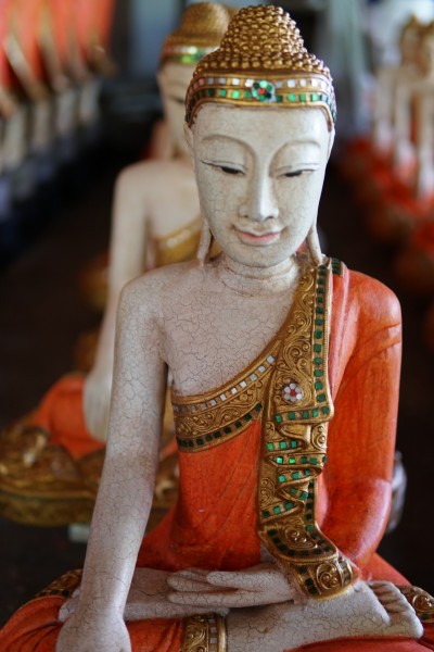 Buddha sitzend, orange, weiß, B 50 cm, H 60 cm, T 35 cm
