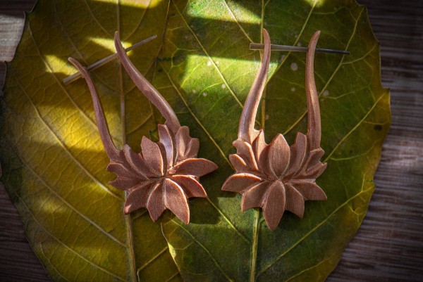Ohrring 'Lotus', Suarholz, H 5 cm, B 2,5 cm