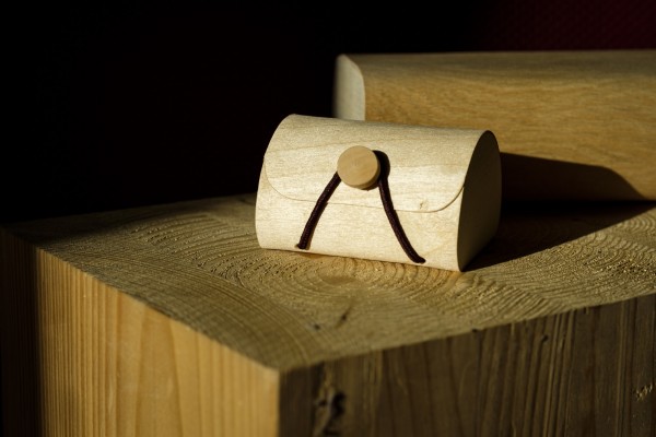Box 'Bani' mit Knopfverschluss, Birkenholzfurnier, T 7,5 cm, B 6,5 cm, H 4,5 cm