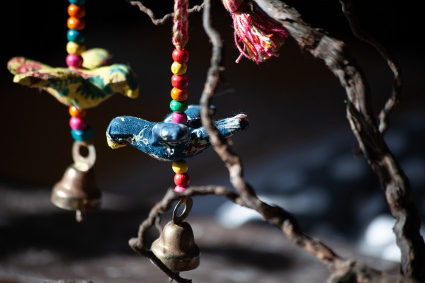 Anhänger 'Vogel' mit Glocke, verschiedene Farben, H 12 cm, B 7 cm