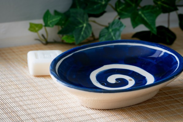 Seifenschale 'Spirale' aus Keramik, blau, weiß, L 14 cm, B 10 cm, H 3 cm