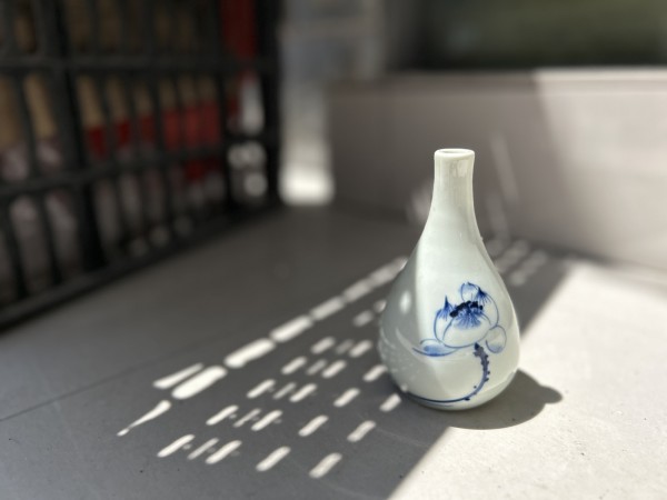 Keramikvase blau-weiß, handbemalt, Ø 7 cm, H 12 cm