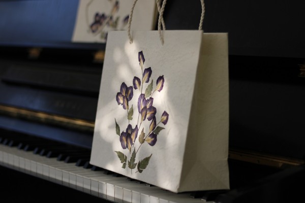Papiertasche mit Blume, weiß, B 30 cm, H 25 cm, L 10 cm