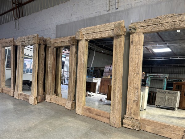 Spiegel mit antikem Holzrahmen, H 208-220 cm, B 128-132 cm, L 18-22 cm