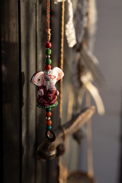 Anhänger 'Ganesh' rot mit Glocke, H 15 cm, B 5 cm