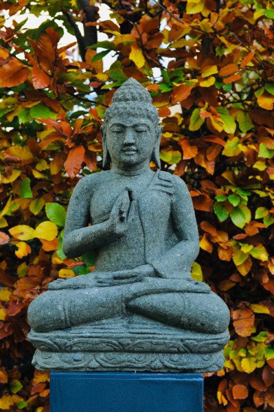 Buddha-Skulptur sitzend, grau, T 25 cm, B 33 cm, H 60 cm