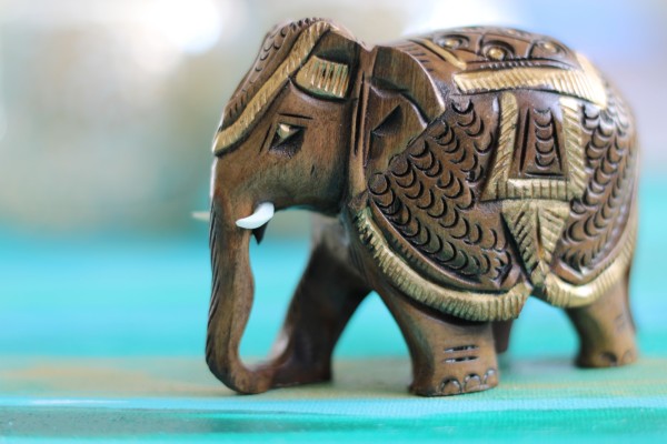 Elefant aus Holz mit Sattel, braun, gold, H 7 cm, B 8 cm, T 4 cm