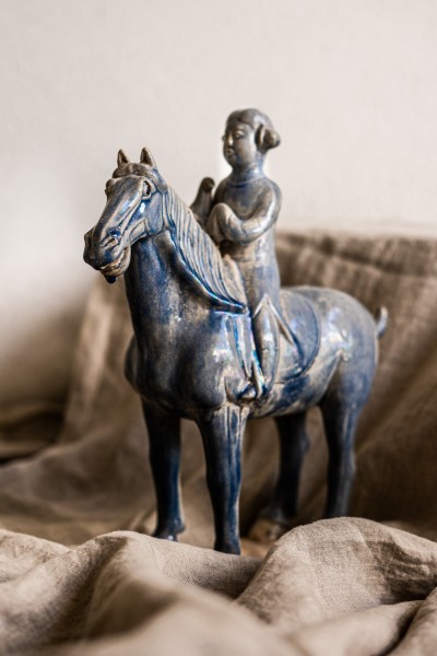 Keramikpferd 'Tang Dynastie' mit Reiterin, blau, T 28 cm, B 10 cm, H 30 cm