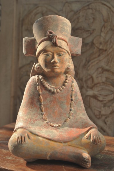 Terrakotta-Figur 'Totonaca', V, sitzend, handbemalt, L 15 cm, B 12 cm, H 23 cm