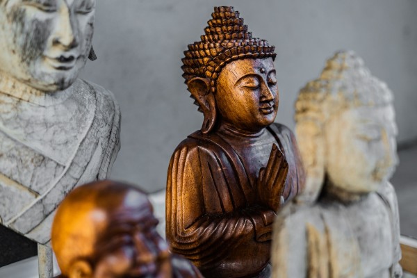 Handgeschnitzte Buddha-Skulptur 'Chakra', L 13 cm, B 24 cm, H 31 cm