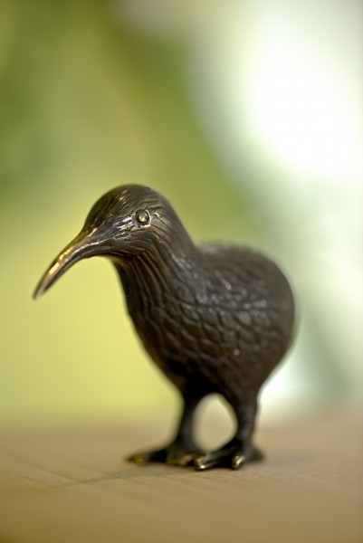 Vogelstatue 'Kiwi', dunkelbraun, T 8,5 cm, B 4 cm, H 6 cm