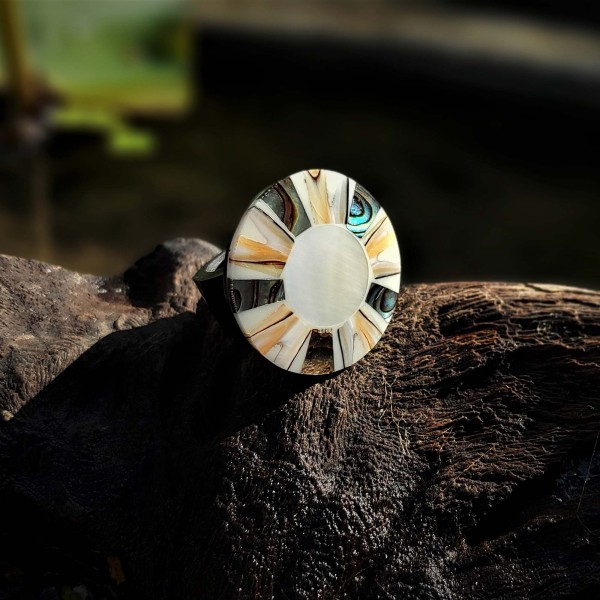 Ring aus Holz und Perlmutt, multicolor, Ø 3 cm