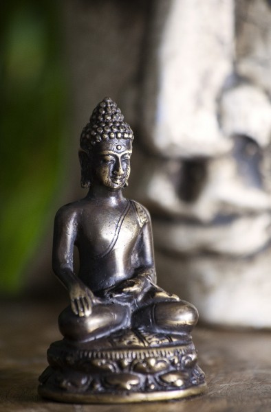 Buddha sitzend, aus Bronze, B 5,5 cm, H 10 cm