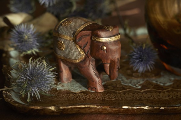 Elefant aus Holz mit Metall-Satteldecke, H 8 cm