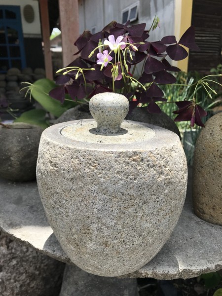 Deckelbehälter aus Naturstein, H 19 cm, B 14 cm, T 15 cm