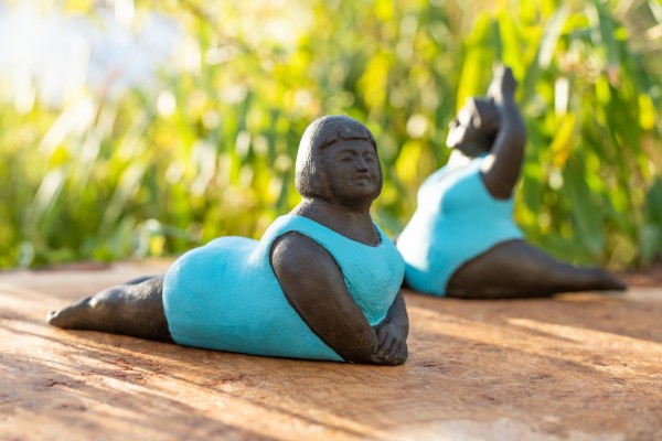 Zementfigur 'Yoga Lady', blau, schwarz, H 10 cm, B 20 cm, T 8 cm