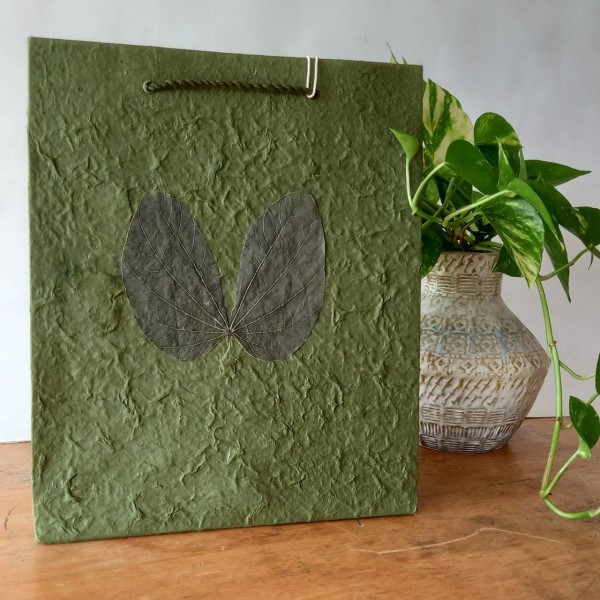 Papiertasche mit Blume, grün, H 30 cm, B 25 cm, L 10 cm