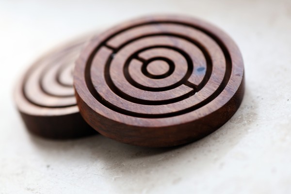 Gedulds-Spiel aus Palisanderholz, braun, Ø 5,5 cm, H 1 cm