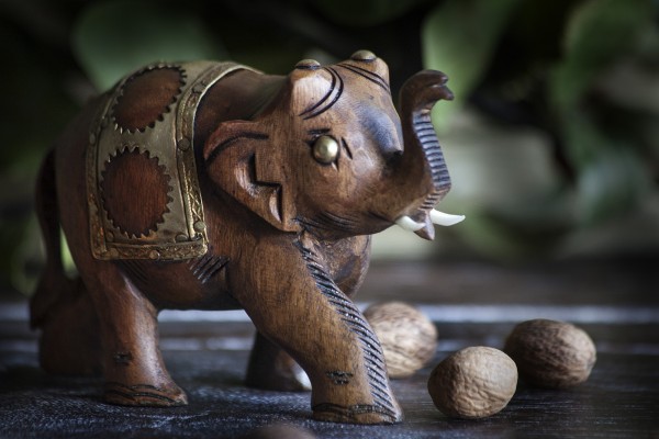 Elefant aus Holz und Messing, braun, messing, H 8 cm, B 11 cm, T 5 cm