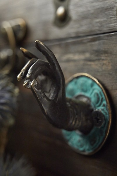 Wandhaken 'Hand Mudra rechts', aus Bronze, Ø 4 cm, H 4 cm