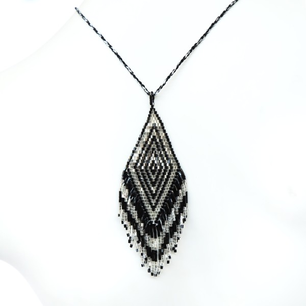 Halskette 'Raute' aus Glasperlen, schwarz, silber, H 12 cm, B 4,5 cm