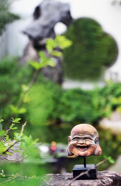 lachender Buddha, klein, natur, T 14 cm, B 12 cm, H 19 cm