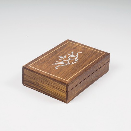 Holz-Schatulle mit Messingintarsien, braun, B 25 cm, L 18 cm, H 6 cm