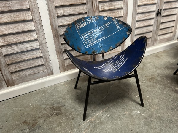 Stuhl 'Fred' aus recycelten Fässern, blau, B 60 cm, L 48 cm, H 74 cm