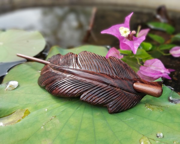 Haarklammer 'Feder' aus Holz, B 13 cm, T 5 cm, H 3 cm