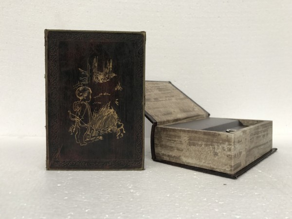 Buchhülle 'Amor' mit Schließfach, T 7 cm, B 16 cm, H 22 cm